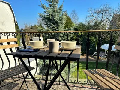 Ein Balkon oder eine Terrasse in der Unterkunft Quiet Garden-View Studio Apartment