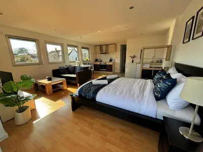 Ein Bett oder Betten in einem Zimmer der Unterkunft Quiet Garden-View Studio Apartment