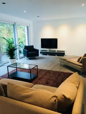 TV/Unterhaltungsangebot in der Unterkunft Modernes Ferienhaus mit 2 Balkonen, Terrasse und Garten !