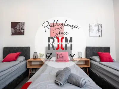 Ein Bett oder Betten in einem Zimmer der Unterkunft Serviceroom24 - Space in Recklinghausen Hoch WLAN - Smart-TV - 24-7 Check-in und Küche