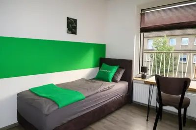 Ein Sitzbereich in der Unterkunft Livemore24 - Apartment 1 in Duisburg WLAN - Smart-TV - 24-7 Check-in und Küche