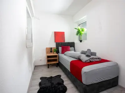 Ein Bett oder Betten in einem Zimmer der Unterkunft Serviceroom24 - Space in Recklinghausen WLAN - Smart-TV - 24-7 Check-in und Küche