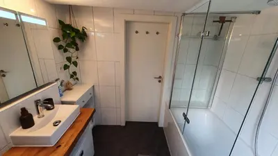 Ein Badezimmer in der Unterkunft Modern 2.5 Bedroom Duplex Apartment near Messe, Airport, Arena