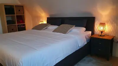 Ein Bett oder Betten in einem Zimmer der Unterkunft Modern 2.5 Bedroom Duplex Apartment near Messe, Airport, Arena