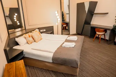 Ein Bett oder Betten in einem Zimmer der Unterkunft Adrett Hotel Königsallee