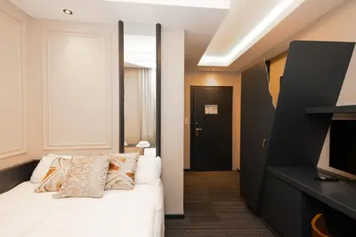 Ein Bett oder Betten in einem Zimmer der Unterkunft Adrett Hotel Königsallee