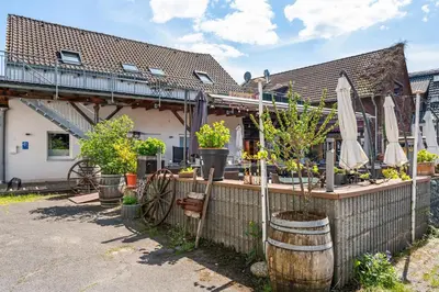Ein Garten an der Unterkunft MOLA Apartments-Apartment im Herdecker Zentrum für 3 Gäste-Gratis Parkplatz-Highspeed WLAN-auch für Langzeit geeignet