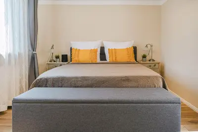 Ein Bett oder Betten in einem Zimmer der Unterkunft Stylisches Loft mit 2 Bädern & AC