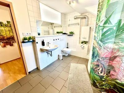 Ein Badezimmer in der Unterkunft Dschungel Wohnung, geräumig, Netflix, Sonos, zentral