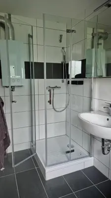 Ein Badezimmer in der Unterkunft Zentrale, ruhige Ferienwohnung am Bergmannsheil KH Wlan & Self-Check-in