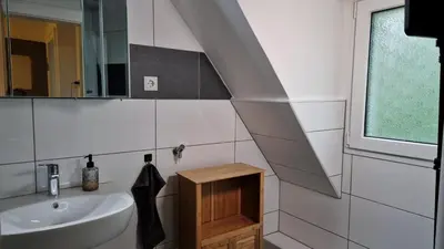 Ein Badezimmer in der Unterkunft Zentrale, ruhige Ferienwohnung am Bergmannsheil KH Wlan & Self-Check-in