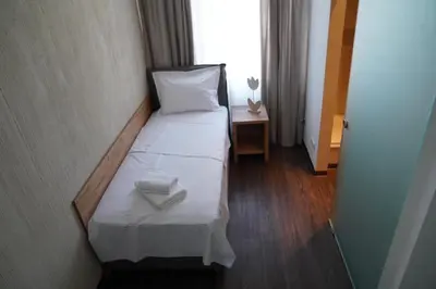 Ein Bett oder Betten in einem Zimmer der Unterkunft Millrather Brauhaus