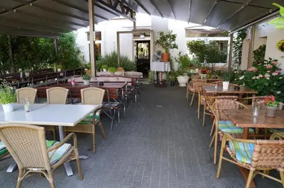 Ein Restaurant oder anderes Speiselokal in der Unterkunft Millrather Brauhaus