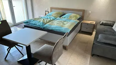 Ein Bett oder Betten in einem Zimmer der Unterkunft Alte Bäckerei Hinterhaus Apartment Alte Bäckerei am Flughafen - Messe Düsseldorf