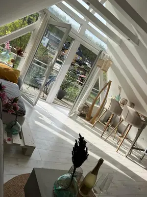 Ein Sitzbereich in der Unterkunft Moderner Altbau mit Infrarotsauna im Grünen