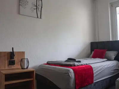 Ein Bett oder Betten in einem Zimmer der Unterkunft Livemore24 - Apartment 4 in Duisburg WLAN - Smart-TV - 24-7 Check-in und Küche