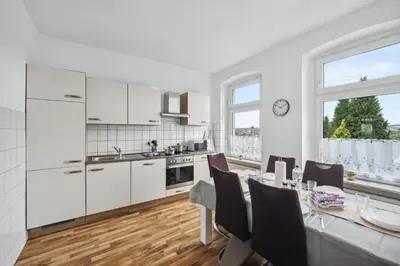 Küche/Küchenzeile in der Unterkunft Wupper Home II, Top Lage Ideal für Geschäftsleute, Monteure, Familien, 3 Zimmer, Flachbild-TV