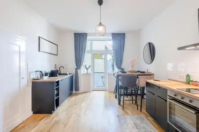 Küche/Küchenzeile in der Unterkunft SpaceStays Apartment WIFI Netflix Parking!