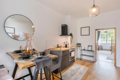 Küche/Küchenzeile in der Unterkunft SpaceStays Apartment WIFI Netflix Parking!