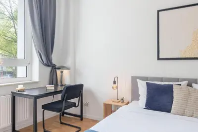 Ein Bett oder Betten in einem Zimmer der Unterkunft SpaceStays Apartment WIFI Netflix Parking!