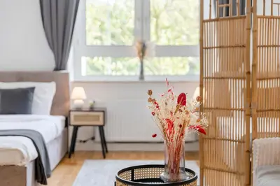 Ein Bett oder Betten in einem Zimmer der Unterkunft SpaceStays Apartment WIFI Netflix Parking!