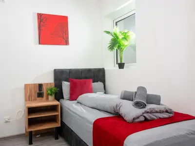 Ein Bett oder Betten in einem Zimmer der Unterkunft Serviceroom24 - Apartment 3 in Recklinghausen WLAN - Smart-TV - 24-7 Check-in und Küche
