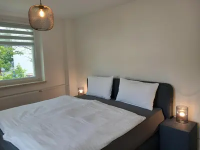 Ein Bett oder Betten in einem Zimmer der Unterkunft City Apartment 1#Netflix &Wlan &Kingsize Bett &Kaffee Maschine & Zentral & 500m Innenhafen & 2 min U Bahn