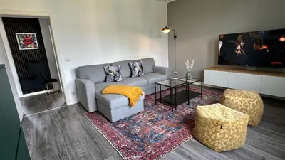 Ein Sitzbereich in der Unterkunft Apartment 2- Modernes Studio in Duisburg Meiderich, 4,7 km Hbf, U-Bahn 250m, Flughafen Düsseldorf 28 km, Landschaftspark 2,9 km, 5 Gehminuten von Herzklinik entfernt