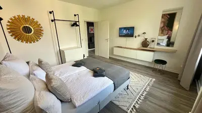Ein Bett oder Betten in einem Zimmer der Unterkunft Apartment 2- Modernes Studio in Duisburg Meiderich, 4,7 km Hbf, U-Bahn 250m, Flughafen Düsseldorf 28 km, Landschaftspark 2,9 km, 5 Gehminuten von Herzklinik entfernt