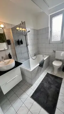 Ein Badezimmer in der Unterkunft Apartment 2- Modernes Studio in Duisburg Meiderich, 4,7 km Hbf, U-Bahn 250m, Flughafen Düsseldorf 28 km, Landschaftspark 2,9 km, 5 Gehminuten von Herzklinik entfernt