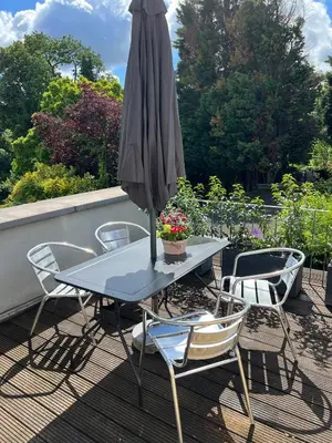 Ein Garten an der Unterkunft Apartment 2- Modernes Studio in Duisburg Meiderich, 4,7 km Hbf, U-Bahn 250m, Flughafen Düsseldorf 28 km, Landschaftspark 2,9 km, 5 Gehminuten von Herzklinik entfernt