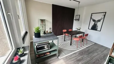 Ein Sitzbereich in der Unterkunft Apartment 2- Modernes Studio in Duisburg Meiderich, 4,7 km Hbf, U-Bahn 250m, Flughafen Düsseldorf 28 km, Landschaftspark 2,9 km, 5 Gehminuten von Herzklinik entfernt
