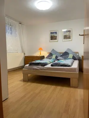 Ein Bett oder Betten in einem Zimmer der Unterkunft Ferien-Monteur-Wohnung am Bach im Grünen mit 3 Schlafzimmer