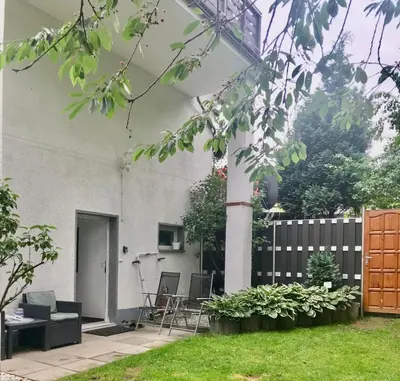 Ein Garten an der Unterkunft Ferien-Monteur-Wohnung am Bach im Grünen mit 3 Schlafzimmer