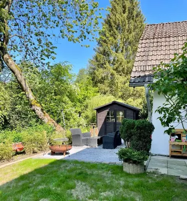 Ein Garten an der Unterkunft Ferien-Monteur-Wohnung am Bach im Grünen mit 3 Schlafzimmer