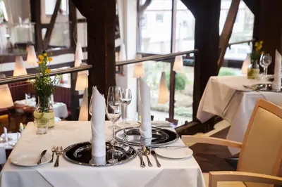 Ein Restaurant oder anderes Speiselokal in der Unterkunft Hotel der Lennhof