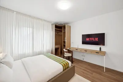 TV/Unterhaltungsangebot in der Unterkunft Beautiful 1-Bedroom Apartment with Kitchen, King Bed and Free Wifi in Wuppertal