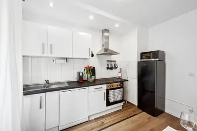Küche/Küchenzeile in der Unterkunft Beautiful 1-Bedroom Apartment with Kitchen, King Bed and Free Wifi in Wuppertal