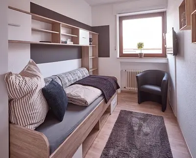 Ein Bett oder Betten in einem Zimmer der Unterkunft KATARINAS HOUSE mit 2 FeWo stilvoll, gemütlich & zentral Boxspringbett, Parkplatz, Balkon oder Garten