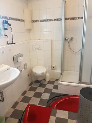 Ein Badezimmer in der Unterkunft Gästehaus Krefeld Uerdingen