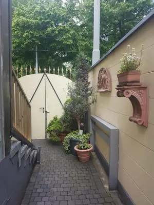 Ein Garten an der Unterkunft Gästehaus Krefeld Uerdingen