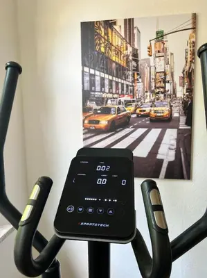 Das Fitnesscenter und/oder die Fitnesseinrichtungen in der Unterkunft Casa Luna 6 min Hbf , Erdgeschosswohnung ,Altbau