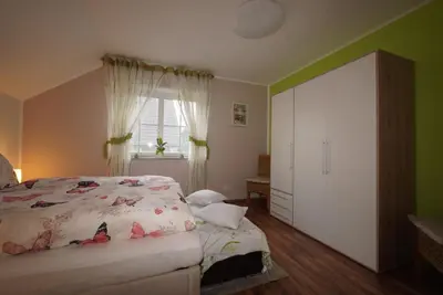 Ein Bett oder Betten in einem Zimmer der Unterkunft FeWo Dorfliebe