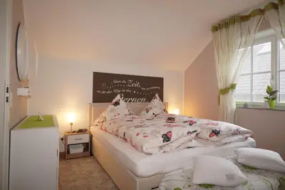 Ein Bett oder Betten in einem Zimmer der Unterkunft FeWo Dorfliebe