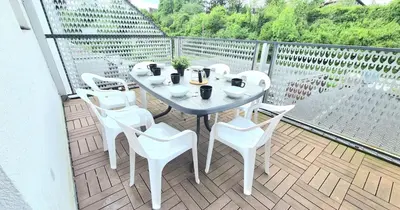 Ein Balkon oder eine Terrasse in der Unterkunft Modern 4-Room Apartment with Balcony & Free Parking & Free Wi-Fi - KA02