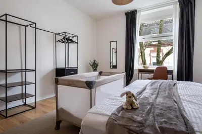 Ein Bett oder Betten in einem Zimmer der Unterkunft stayVision FS43 Wohnung 5 - 3 Schlafzimmer - 8 Gäste - 2 Balkone - top WLAN