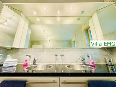 Ein Badezimmer in der Unterkunft Ferienhaus Villa EMG Gelsenkirchen nah Essen Dortmund mit Pool und Garten für Familien Gruppen bis 21 Personen