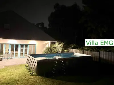 Der Swimmingpool an oder in der Nähe von Ferienhaus Villa EMG Gelsenkirchen nah Essen Dortmund mit Pool und Garten für Familien Gruppen bis 21 Personen
