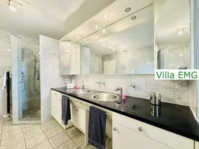 Ein Badezimmer in der Unterkunft Ferienhaus Villa EMG Gelsenkirchen nah Essen Dortmund mit Pool und Garten für Familien Gruppen bis 21 Personen