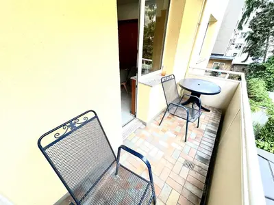 Ein Sitzbereich in der Unterkunft Kulturmensch Oberhausen mit Balkon